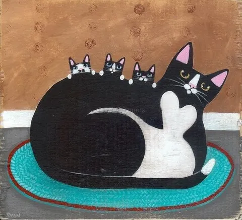 Чёрная кошка с котятами