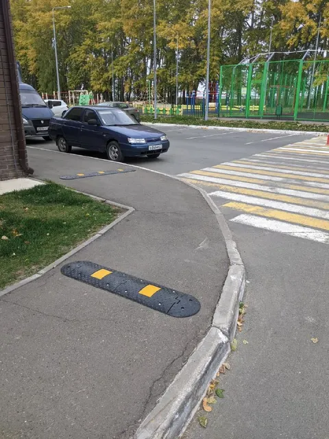 Лежачий полицейский на тротуаре