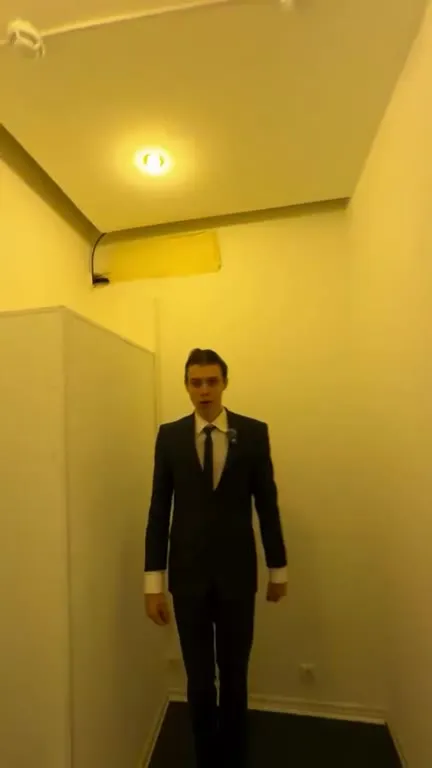 Таинственный человек в костюме