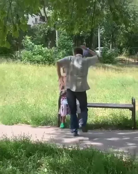 Бабушка и танцор на лавочке