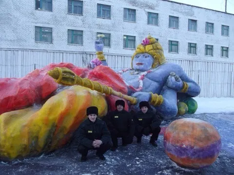 Солдаты у странной снежной скульптуры