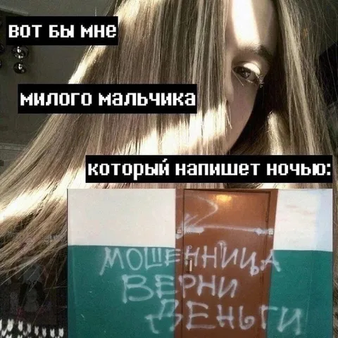 Милый мальчик пишет ночью