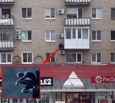Человек на вывеске ожил