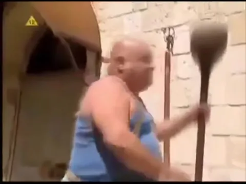 Женщина против гигантского шара