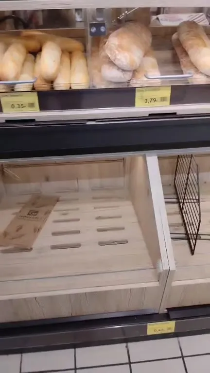 A prateleira de pão vazia