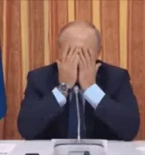 Путин закрывает лицо руками
