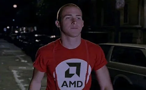 Парень в футболке AMD