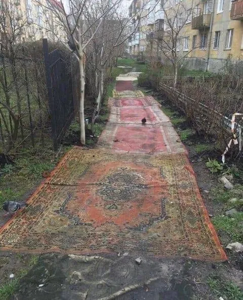 Ковровая дорожка во дворе
