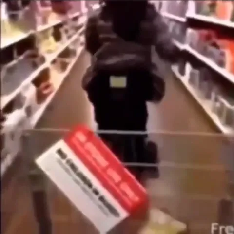 Тележка врезается в стеллаж
