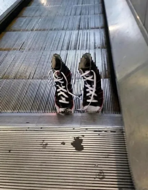 Кроссовки на эскалаторе