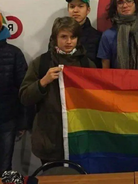 Молодой человек с радужным флагом