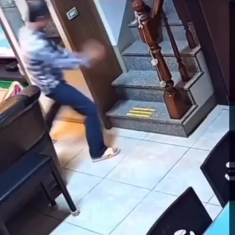 Кот на пути к лестнице