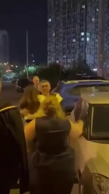 Ночная сцена у белой машины