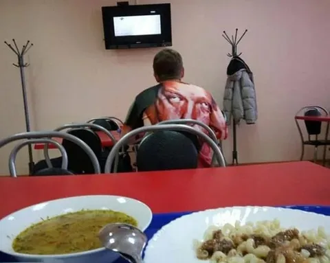 Мужчина в столовой спиной