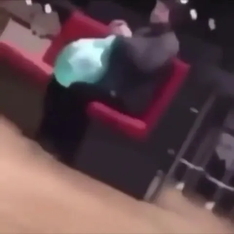 Шарик лопнул прямо в лицо