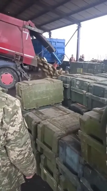 Грузовик высыпает каски