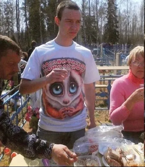 Футболка с грустным существом