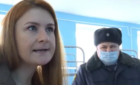 Женщина спорит с полицейским