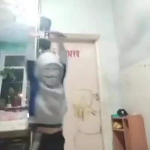 Безумный танец в комнате