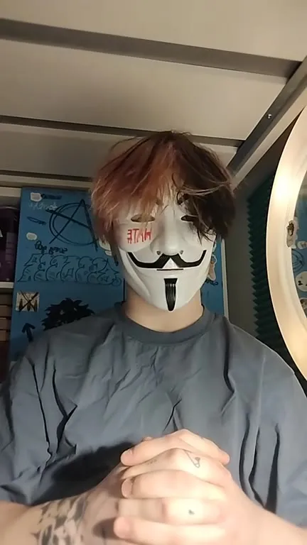 Человек в маске HATE