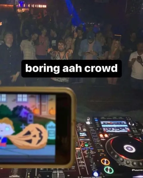 Boring Aah Crowd