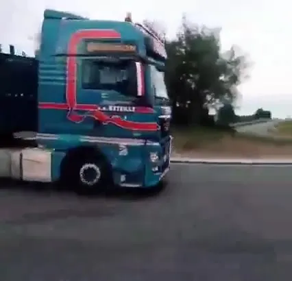 Грузовик на круговом движении