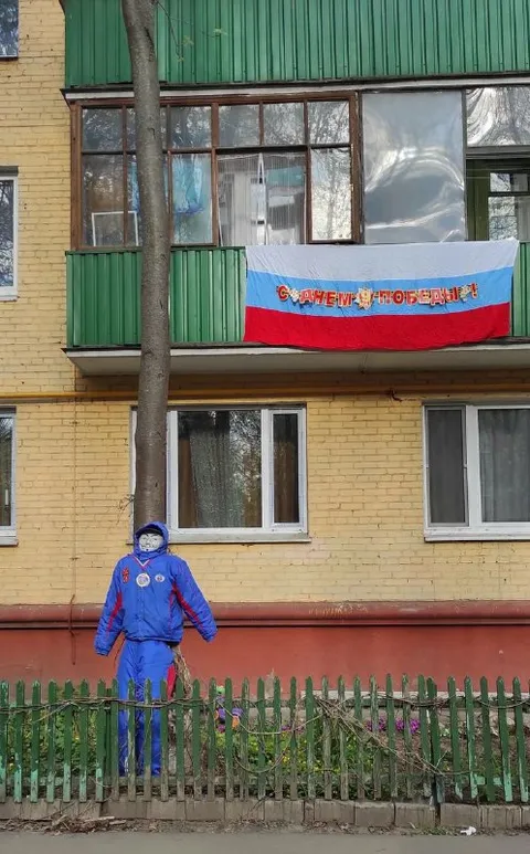 Праздничный костюм во дворе