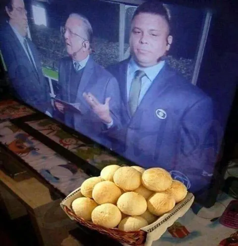 Телевизор среди булочек