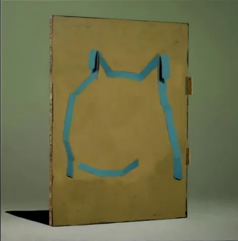 Кот на деревянной двери