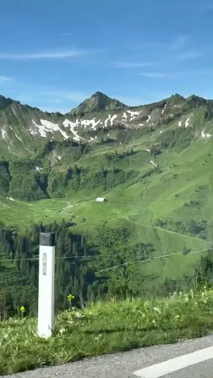 Горная дорога и альпийский пейзаж