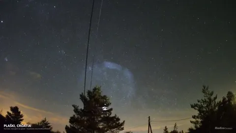 След от топлива в ночном небе