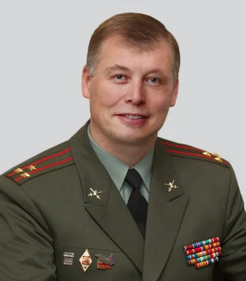 Илон Маск в военной форме