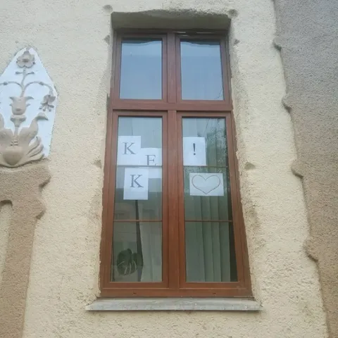 КЕК на окне