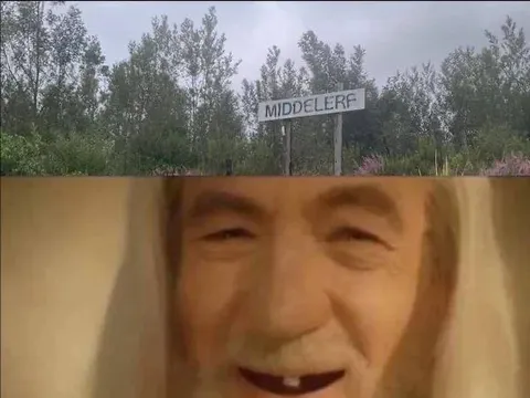 Улыбающийся дед у странного знака