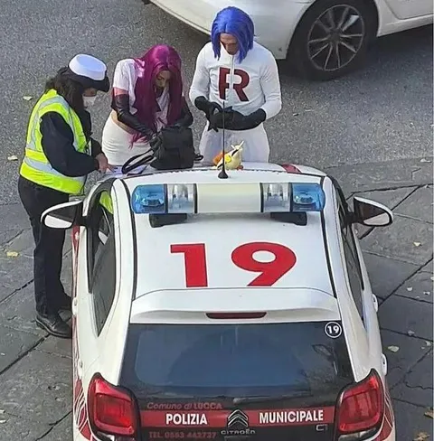 Двое у полицейской машины