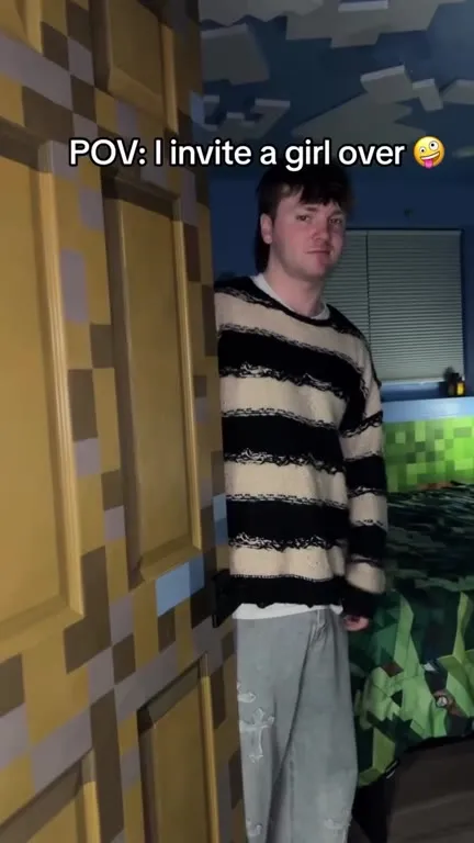 Inviting a Girl to My Minecraft Room