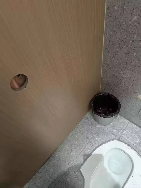 Дверь с неожиданной ручкой