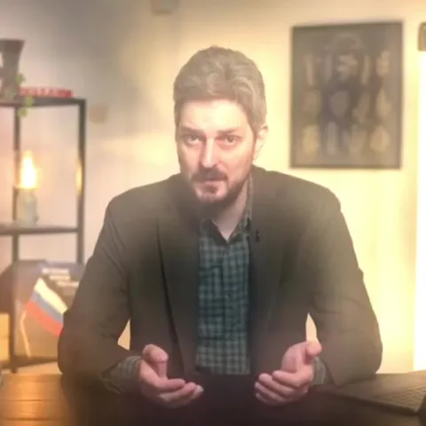 Мужчина, гвозди и цветочное поле