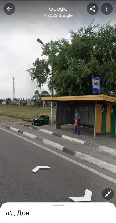 Два одинаковых пассажира на остановке