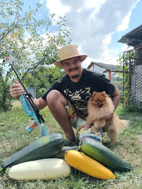 Мужчина с собакой и кабачками
