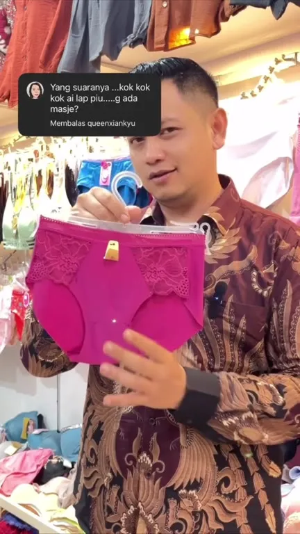 Pria Menawarkan Celana Dalam Pink