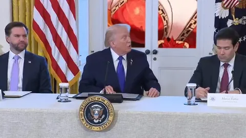 Трамп уходит через дверь