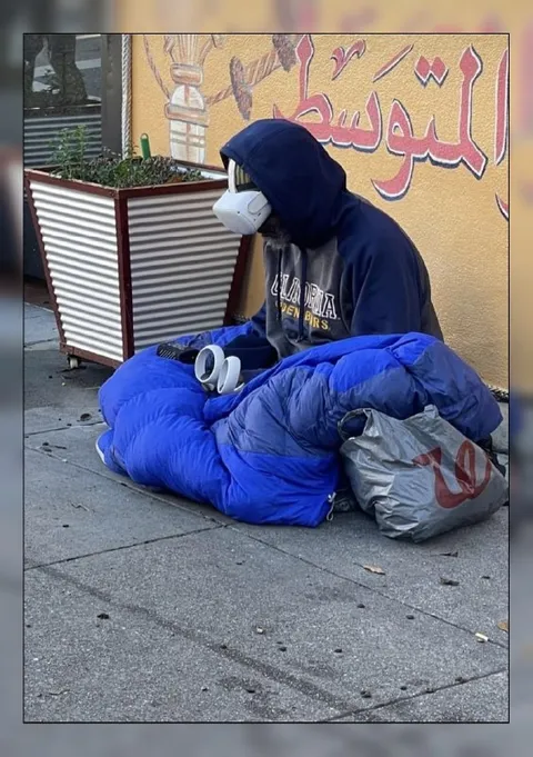 شخص داخل كيس نوم