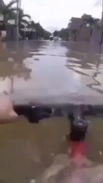 Велосипед по затопленной улице