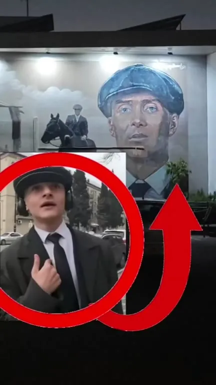 Шелби проходит мимо портрета