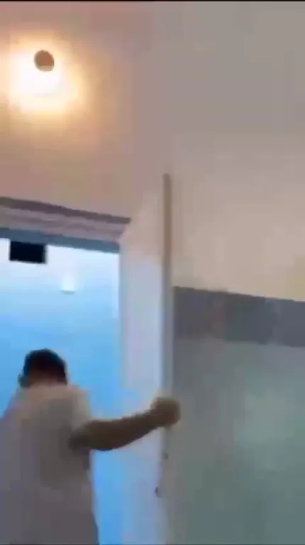 Таинственный человек за дверью