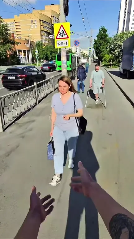 Помогаешь перейти дорогу
