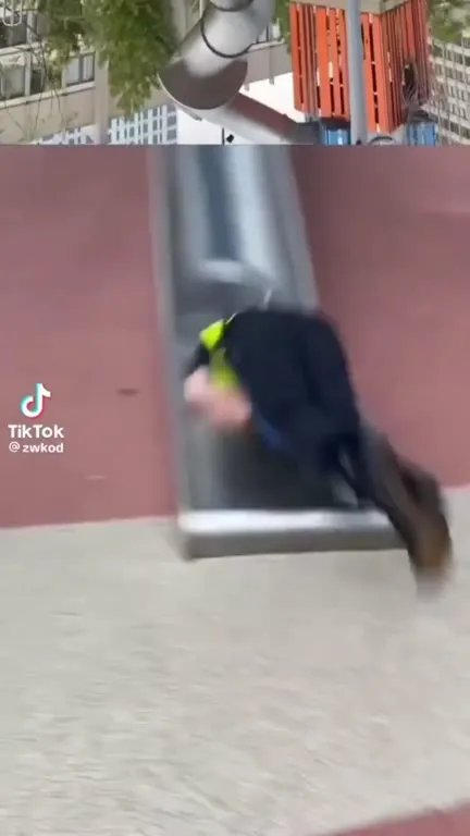 Рабочий скользит по горке