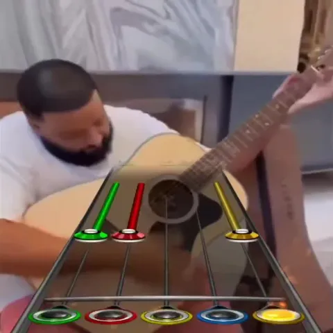 Гитарист играет как в Guitar Hero