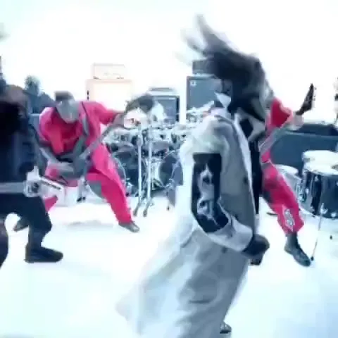 Безумный концерт в красных костюмах